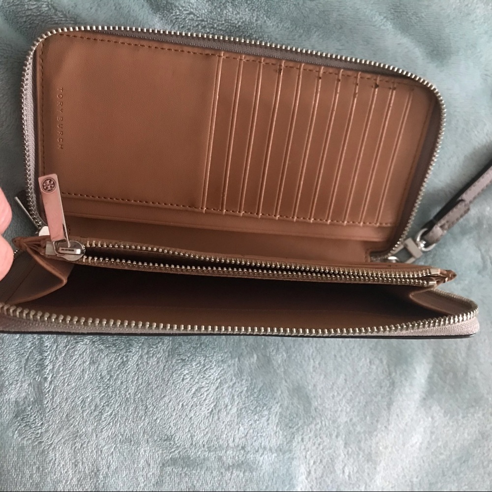 Tory Burch Robinson Passport Continental Wallet